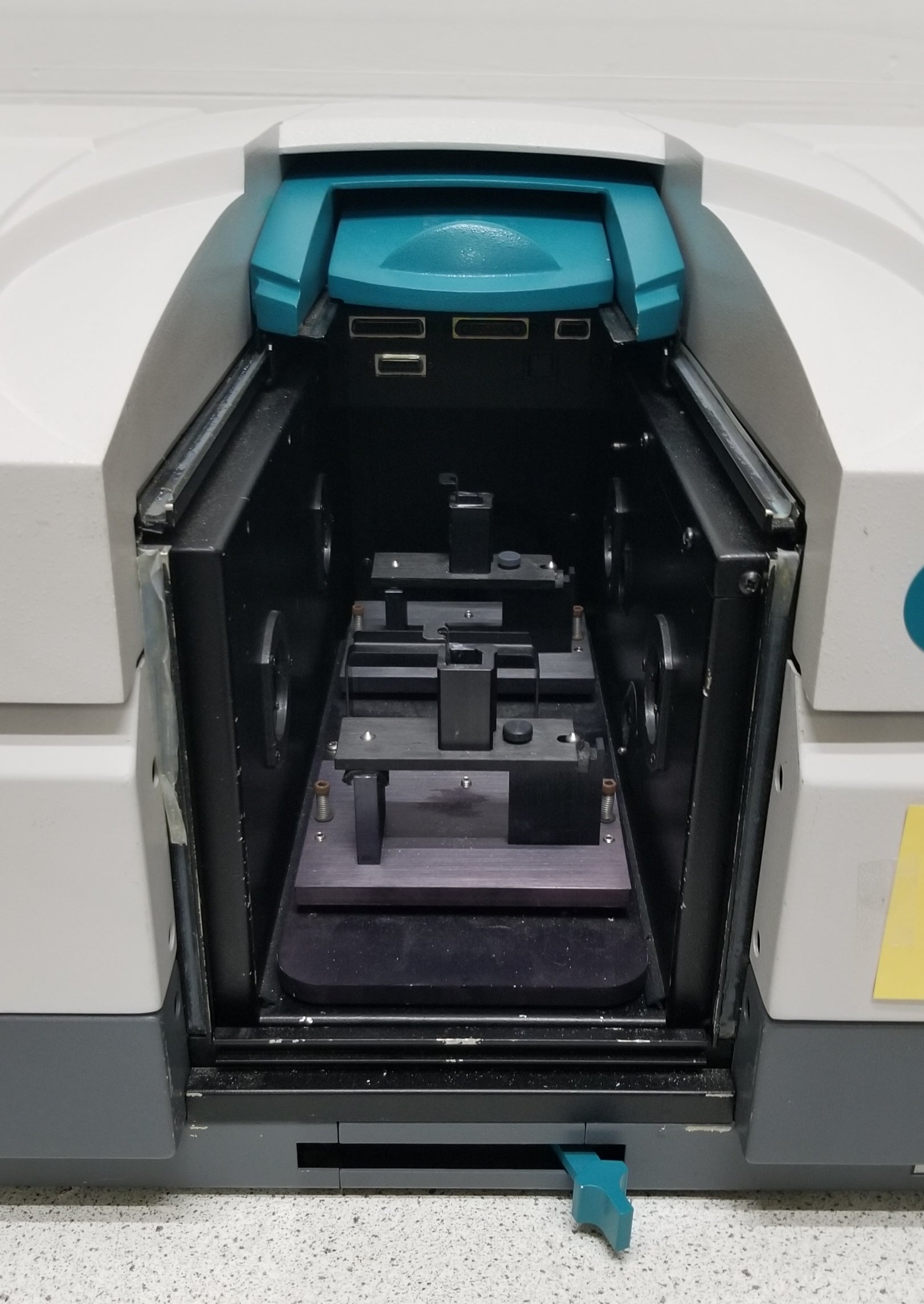 Used Varian CARY 5000 High Performance UV-VIS-NIR Spectrophotometer with DRA-2500 Diffuse Reflectance Accessory