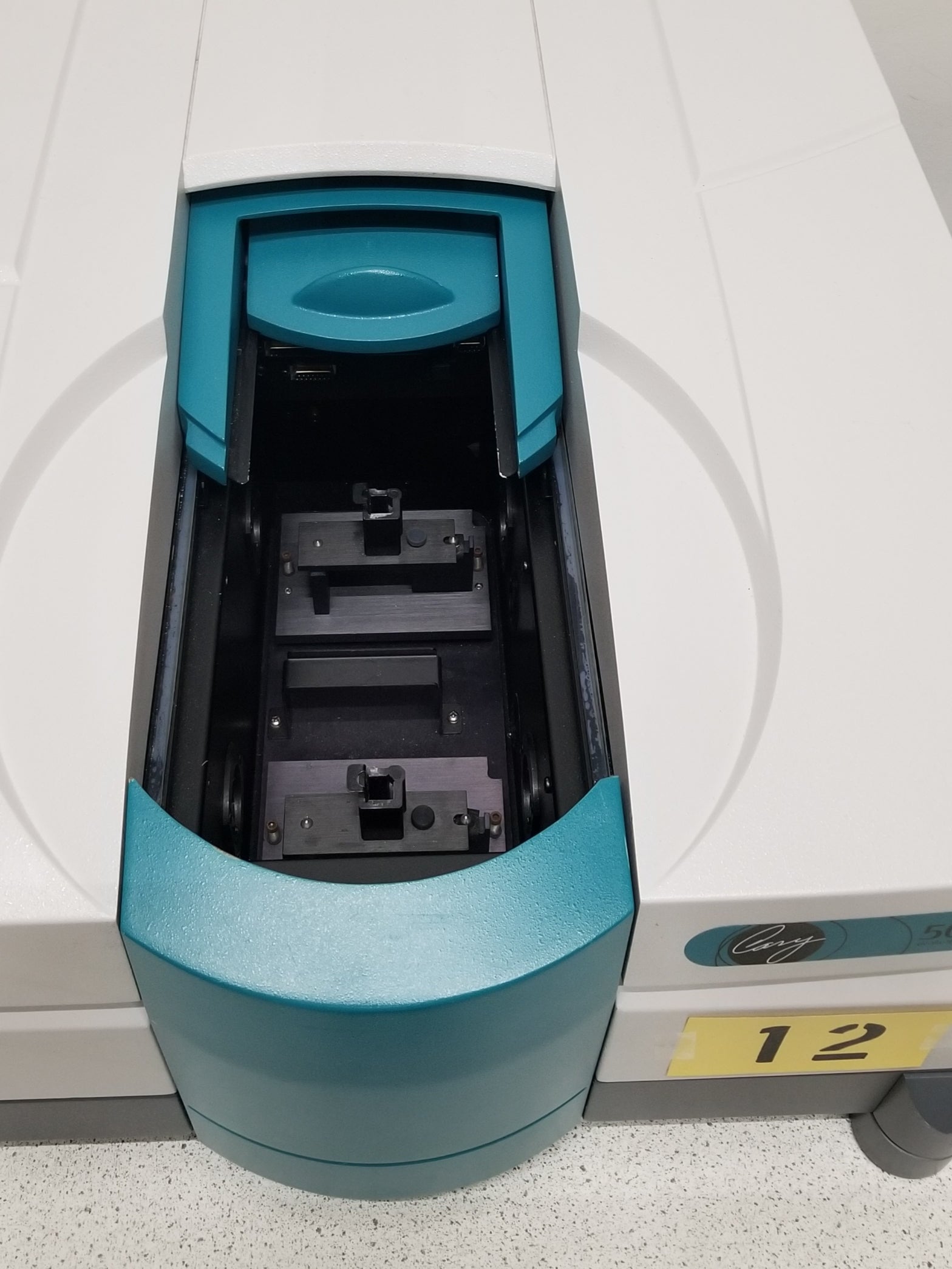 Used Varian CARY 5000 High Performance UV-VIS-NIR Spectrophotometer with DRA-2500 Diffuse Reflectance Accessory