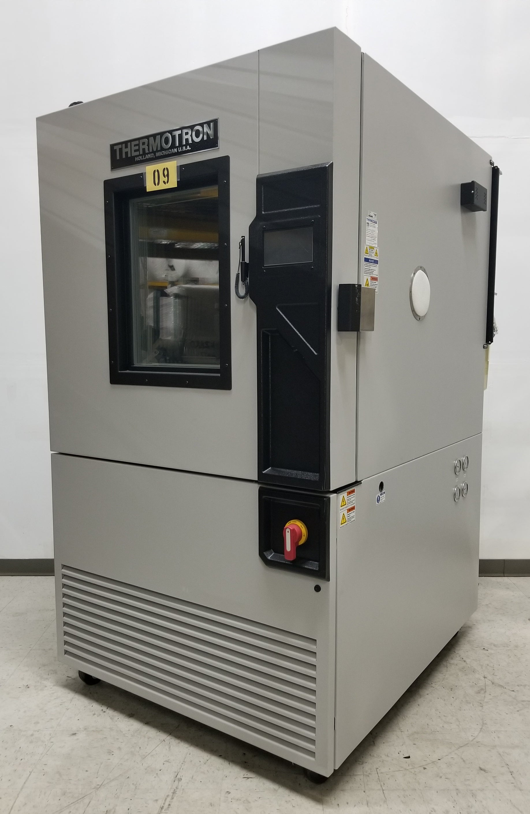 Thermotron SM-27-2-2-8200 Temperature Humidity Chamber