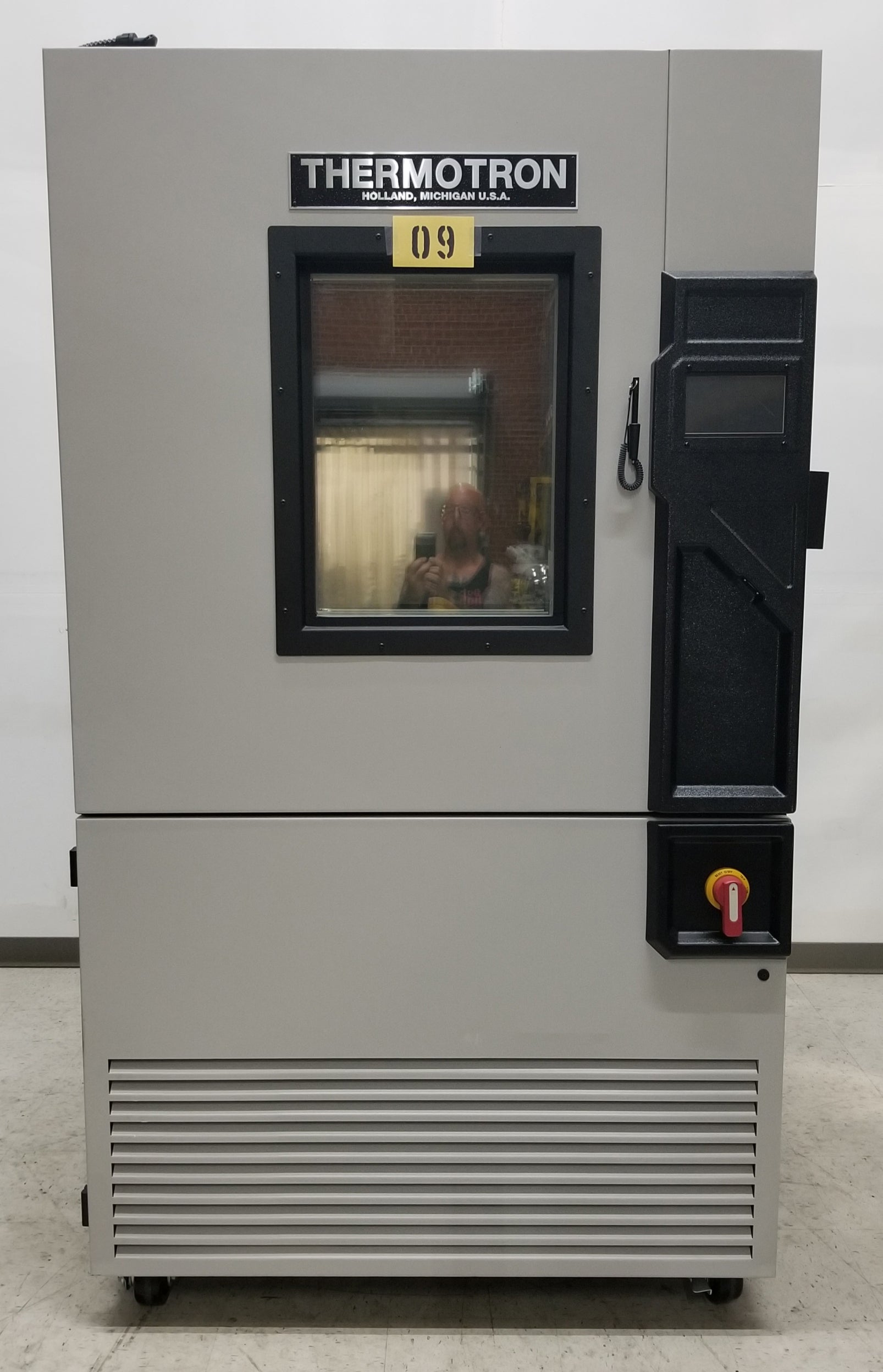 Thermotron SM-27-2-2-8200 Temperature Humidity Chamber