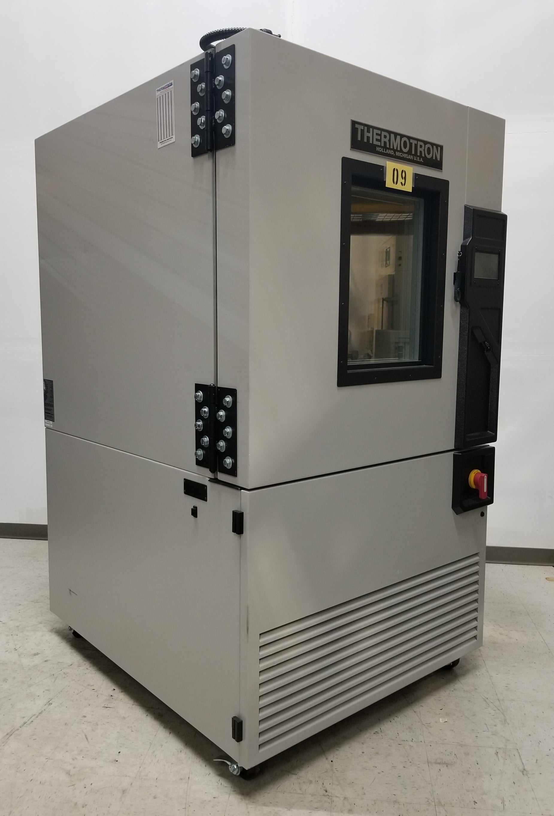 Thermotron SM-27-2-2-8200 Temperature Humidity Chamber
